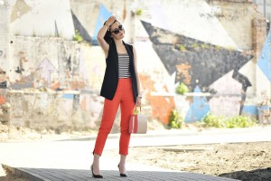 pomarańczowe-spodnie-stylizacja