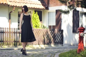 czarna-sukienka-do-czego-ubrać