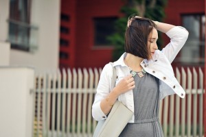 szara-dzianinowa-sukienka