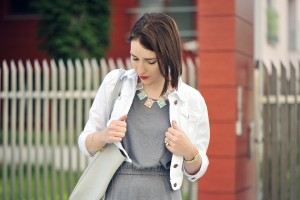 szara-dzianinowa-sukienka