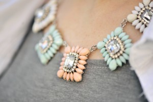 szara-dzianinowa-sukienka