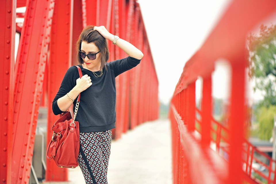 do-czego-nosić-wzorzyste-spodnie