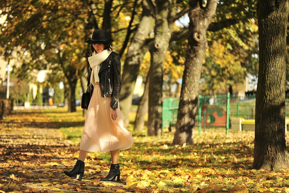 stylizacja-z-plisowaną-spódnicą