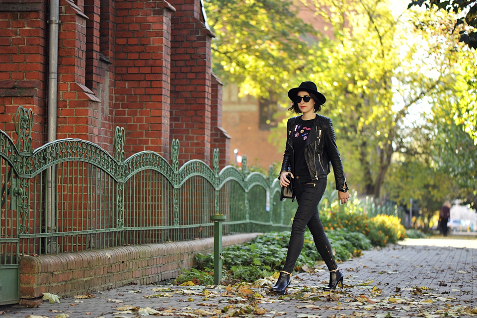 ładni-ludzie-ubierają-się-na-czarno