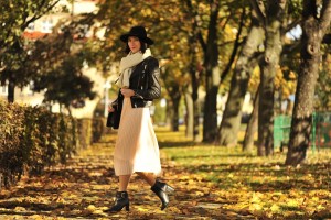 stylizacja-z-plisowaną-spódnicą