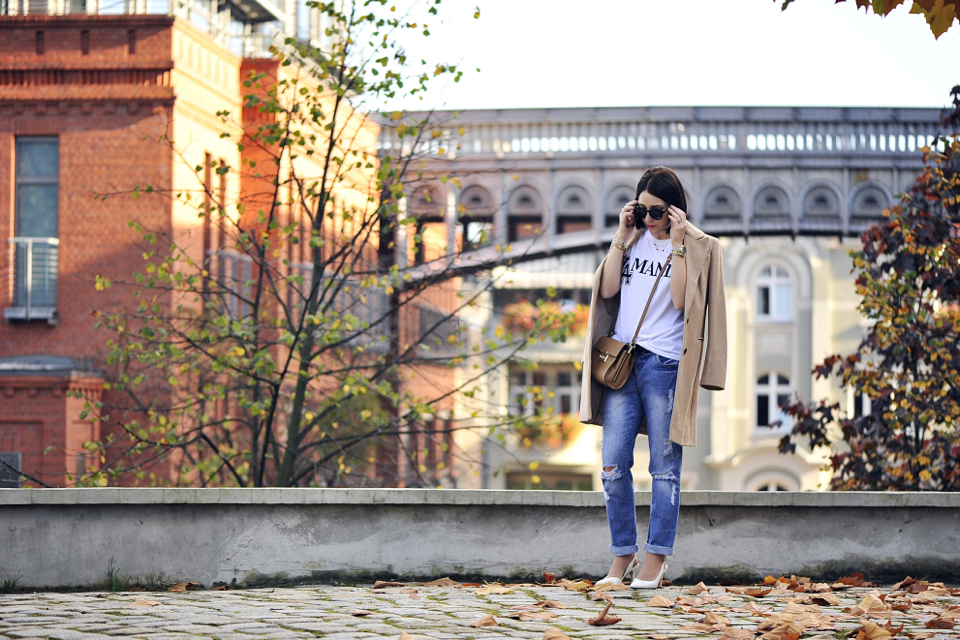 beżowy-płaszcz-w-stylizacji