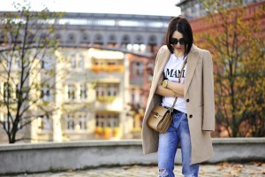 beżowy-płaszcz-w-stylizacji