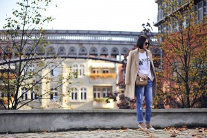 beżowy-płaszcz-w-stylizacji