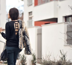 bluzka-z-dekoltem-na-plecach