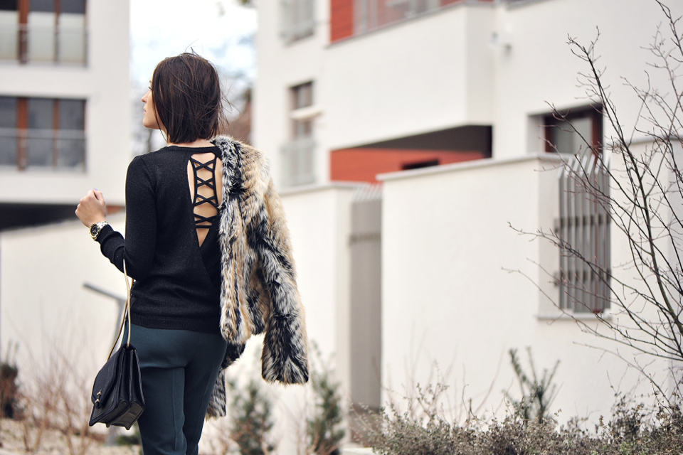 bluzka-z-dekoltem-na-plecach