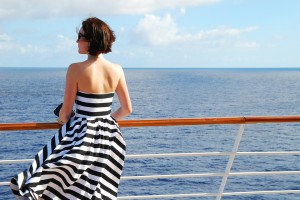 stripped-dress-outfit