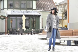 striped-blouse-outfit