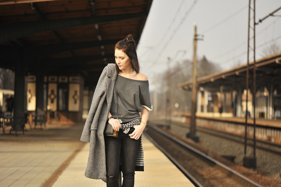 bluzka-odsłaniająca-ramię