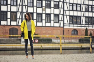 żółty-płaszcz-w-stylizacji