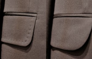 różnice-pomiędzy-smokingiem-a-klasycznym-garniturem