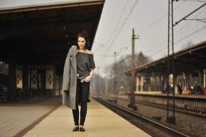 szary-płaszcz-stylizacja