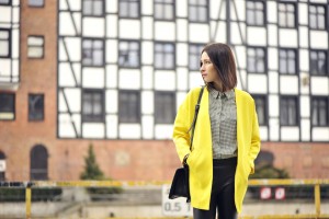 żółty-płaszcz-w-stylizacji