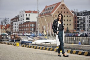 długi-sweter-jak-nosić