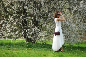 biała-haftowana-sukienka