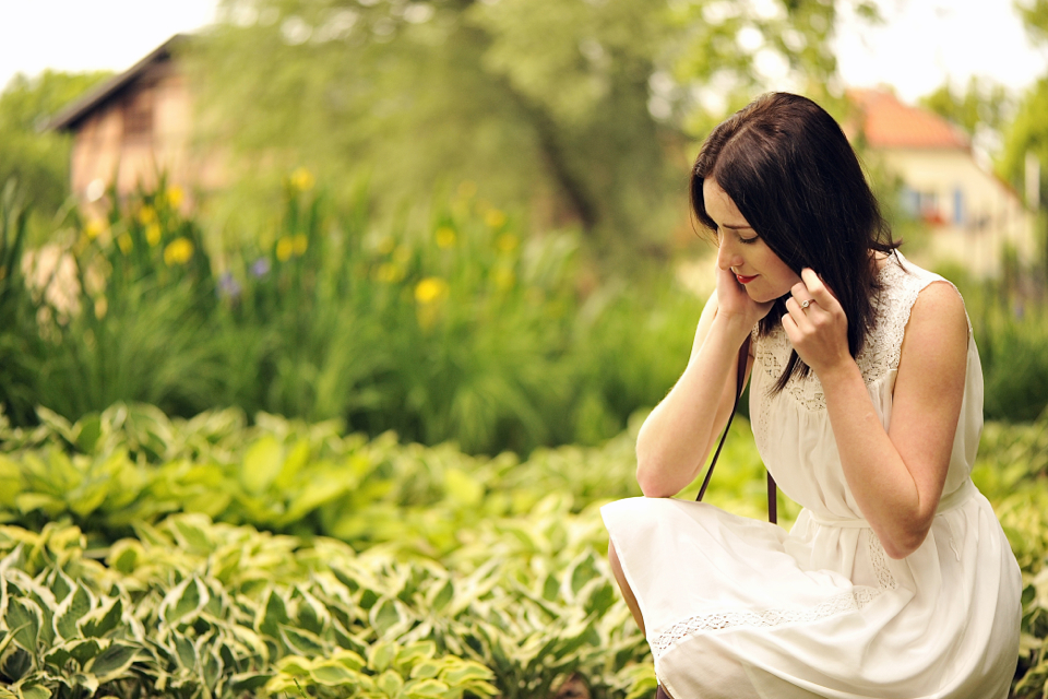 biała-sukienka-stylizacja