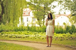 biała-sukienka-stylizacja