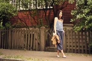 szerokie-spodnie-za-kolano