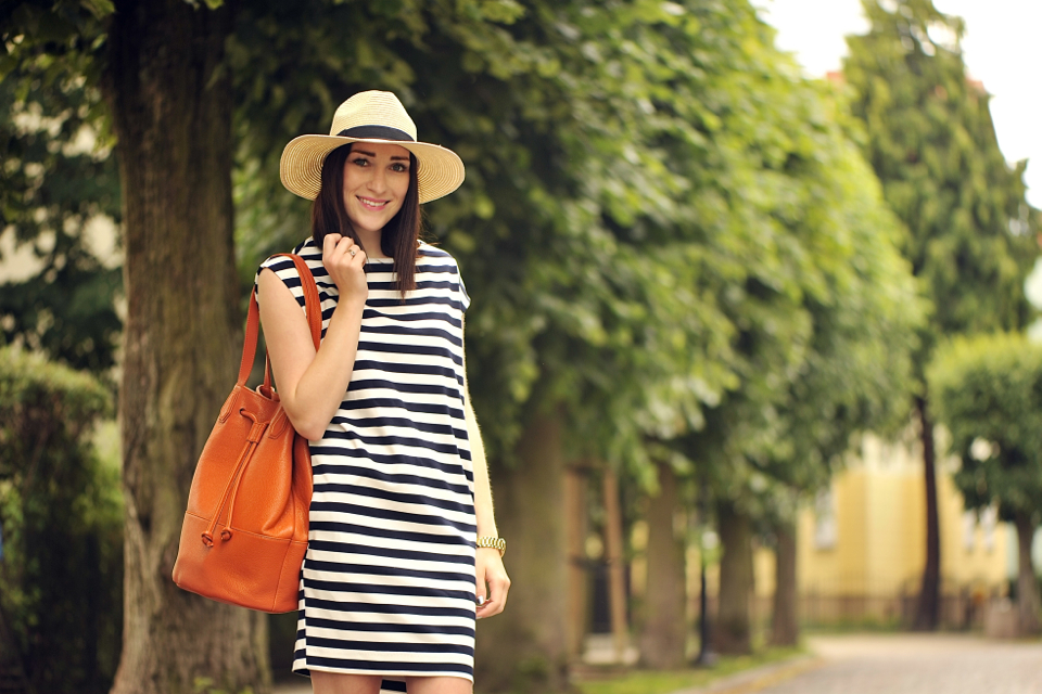 stylizacja-z-białymi-trampkami