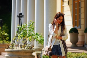 biała-marynarka-i-szorty-stylizacja