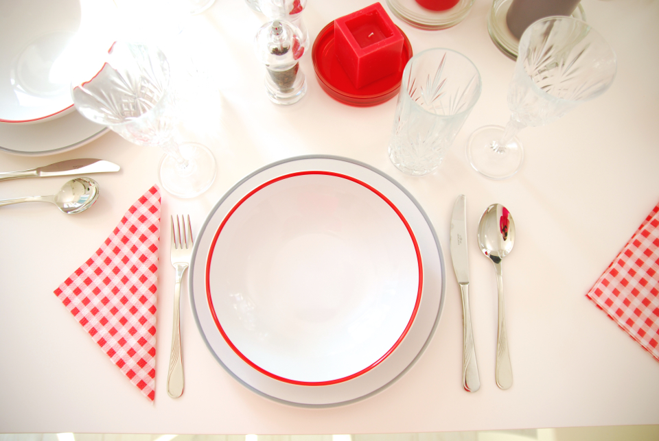 jadalnia-w-kolorach-szaro-czerwonym