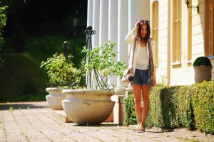 biała-marynarka-i-szorty-stylizacja