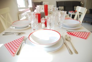 jadalnia-w-kolorach-szaro-czerwonym