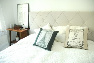 sypialnia-białe-ściany