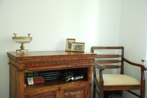 brązowe-meble-białe-ściany-sypialnia