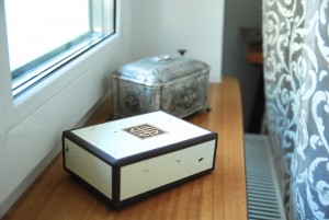 sypialnia-białe-ściany-08