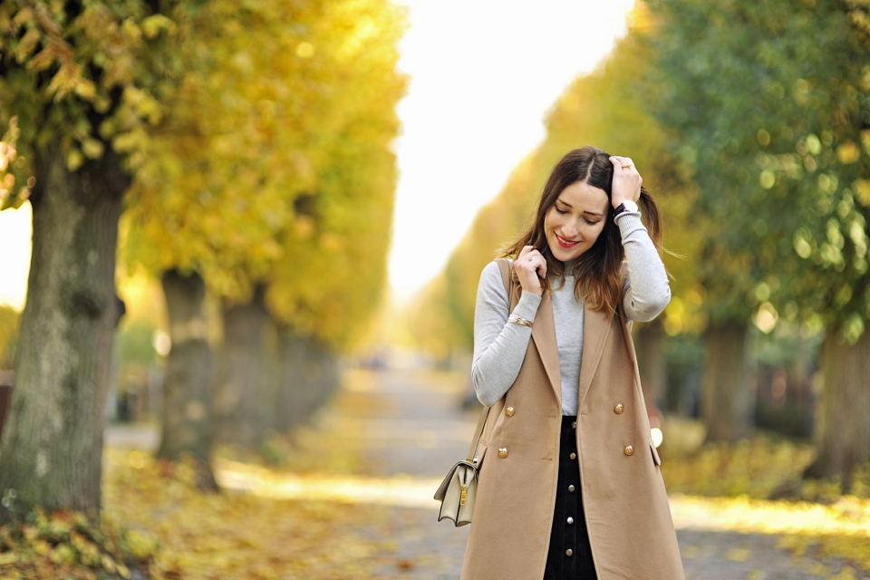 kamizelka-ze-złotymi-guzikami-stylizacja