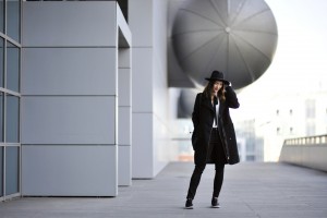 czarny-płaszcz-jak-nosić