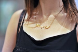 naszyjnik-z-napisem