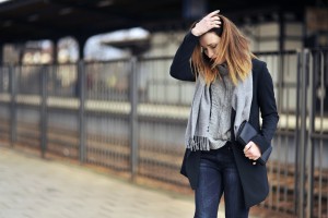 grey-oversized-sweater-outfit