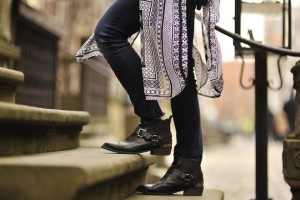 postrzępione-nogawki-jeansów