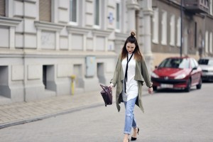 biała koszula do jeansów stylizacja