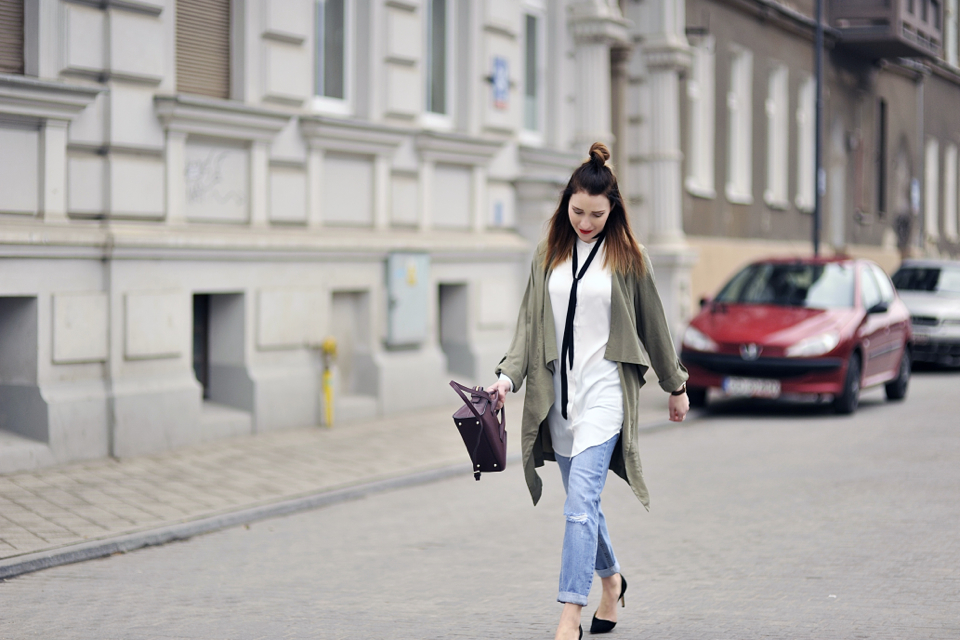 biała koszula do jeansów stylizacja