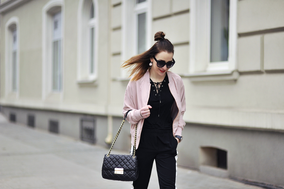 różowy-bomber-jacket-stylizacja