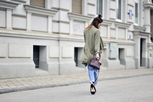 biała-koszula-do-jeansów-stylizacje