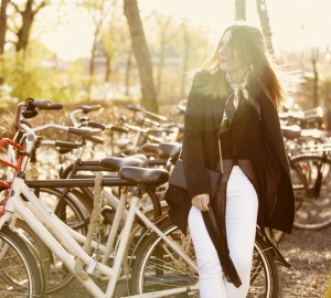 białe-spodnie-stylizacja