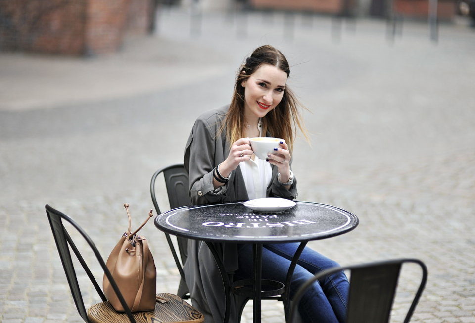 dlaczego ludzie udają kogoś kim nie są