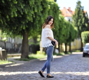 odkryte-ramiona-dekolt-hiszpiański-typu-carmen