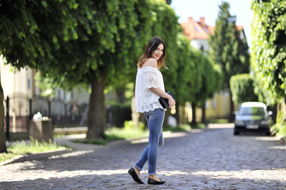 odkryte-ramiona-dekolt-hiszpiański-typu-carmen