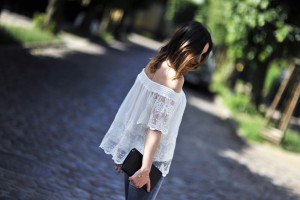 bluzka z odkrytymi ramionami stylizacja