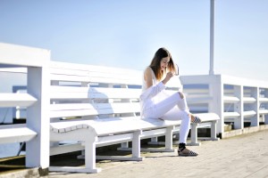 białe-spodnie-jak-nosić