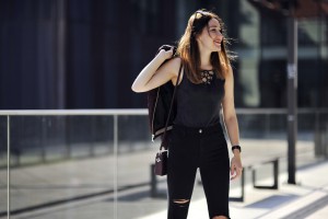 dziurawe-jeansy-jak-nosić